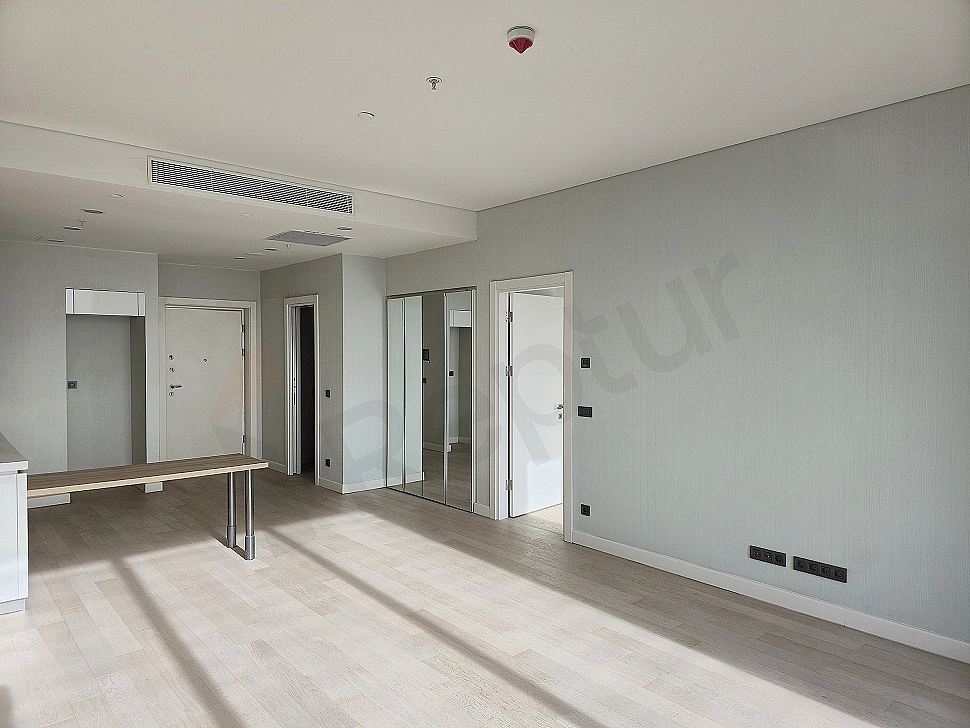 Modern oturma odası iç mekanı, şık mobilyalar ve aydınlık atmosfer.