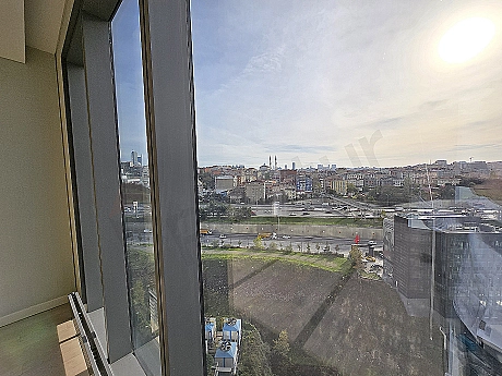 İstanbul Sarıyer'de şehir manzaralı modern daire.