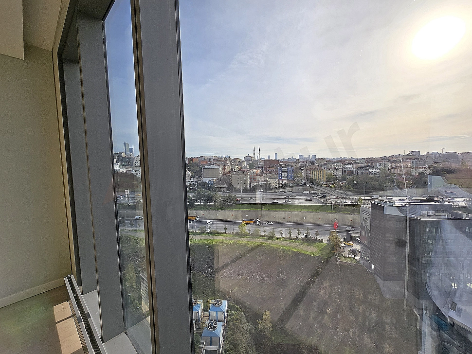 İstanbul Sarıyer'de şehir manzaralı modern daire.