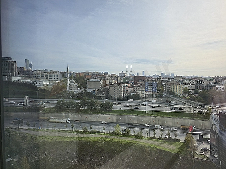 İstanbul Sarıyer'de şehir manzaralı 1+1 satılık daire fotoğrafı.