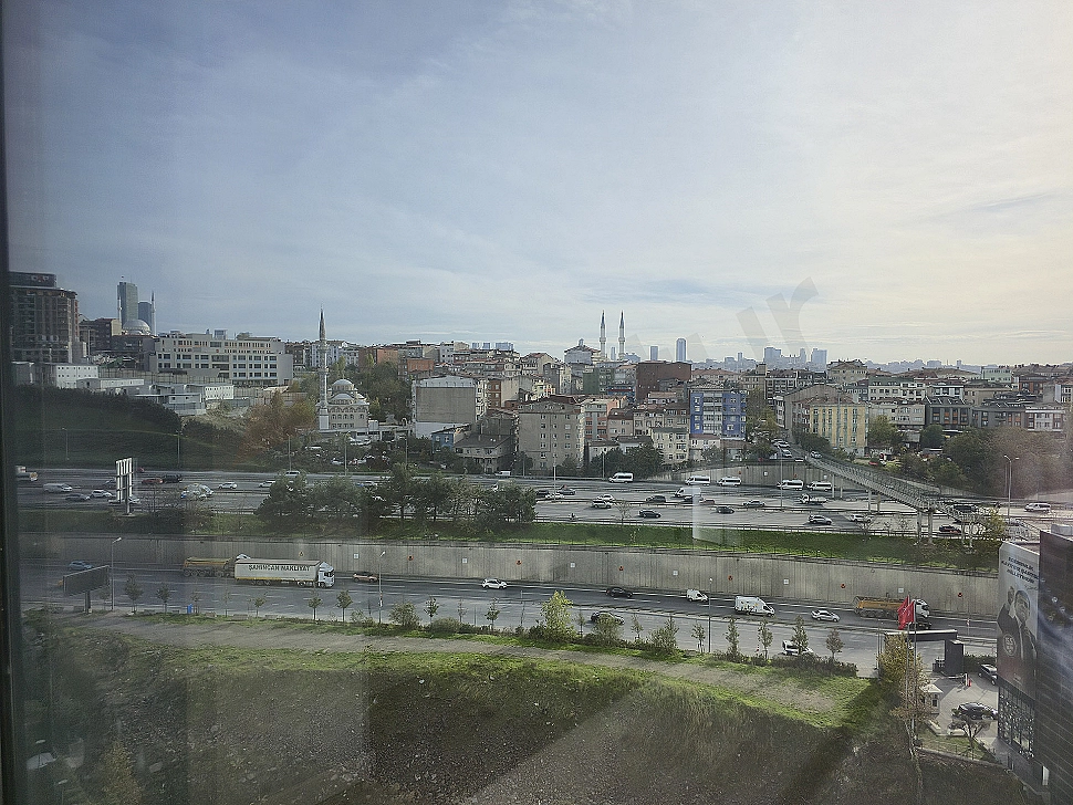 İstanbul Sarıyer'de şehir manzaralı 1+1 satılık daire fotoğrafı.