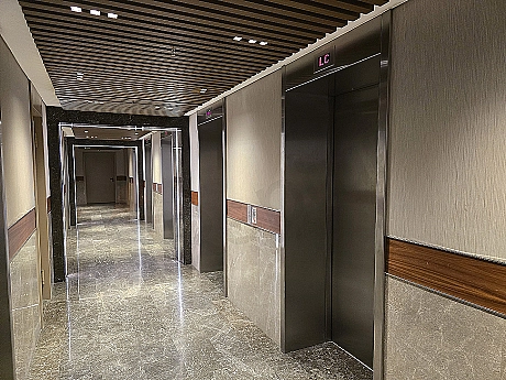 Modern asansör kabini iç mekanı, paslanmaz çelik detaylar ve aydınlatma