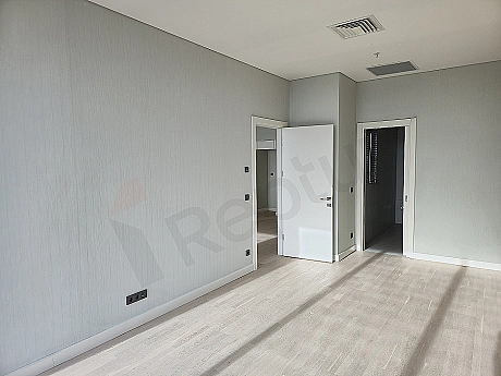 Modern yatak odası iç mekanı: geniş çift kişilik yatak, ahşap komodin, şık başucu lambası, nötr renk paleti, minimalist tasarım