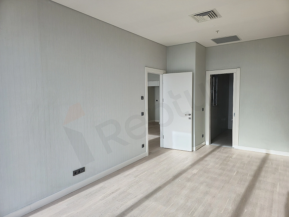 Modern yatak odası iç mekanı: geniş çift kişilik yatak, ahşap komodin, şık başucu lambası, nötr renk paleti, minimalist tasarım