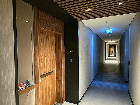 Modern tasarımlı, aydınlık koridor görüntüsü.