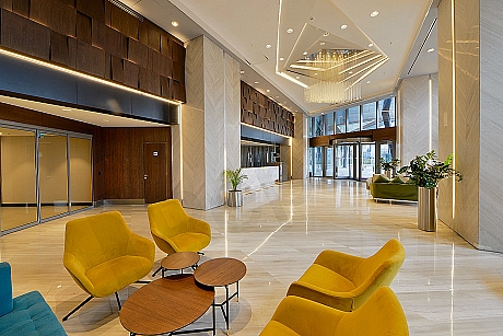 Modern bina giriş cephesi. Sarıyer İstanbul'da lüks daire girişi, peyzaj düzenlemesi ve aydınlatma detayları.