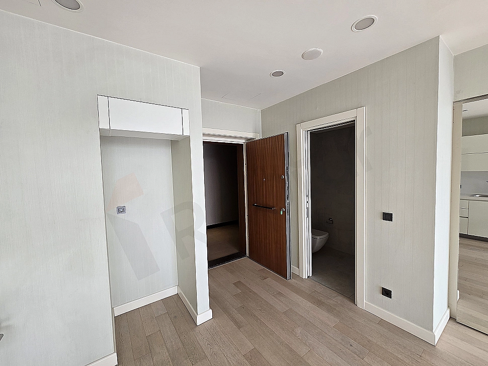 Modern daire giriş kapısı ve aydınlatması