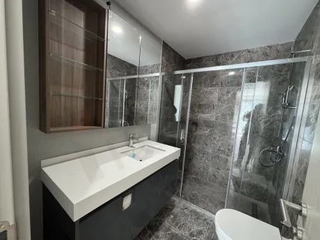 Beylikdüzü'nde yer alan modern tasarımlı ve şık detaylara sahip bir banyo görünümü.