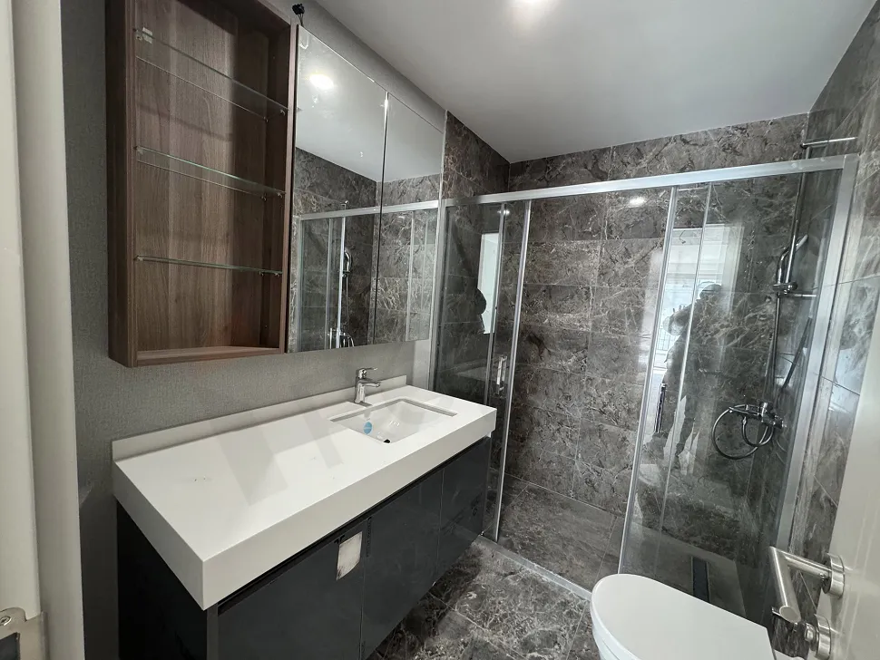 Beylikdüzü'nde yer alan modern tasarımlı ve şık detaylara sahip bir banyo görünümü.