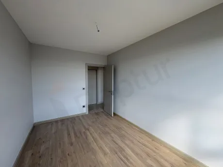 Modern ve geniş bir dairenin ferah yatak odası iç mekan görünümü.