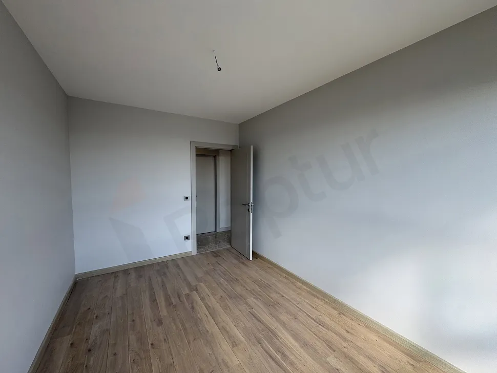 Modern ve geniş bir dairenin ferah yatak odası iç mekan görünümü.