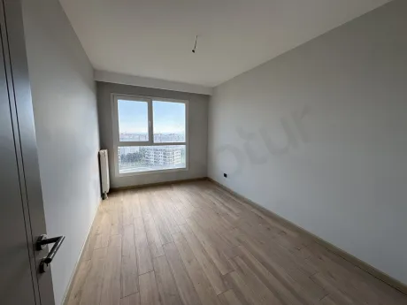 Modern ve geniş bir daireye ait aydınlık yatak odası görseli.
