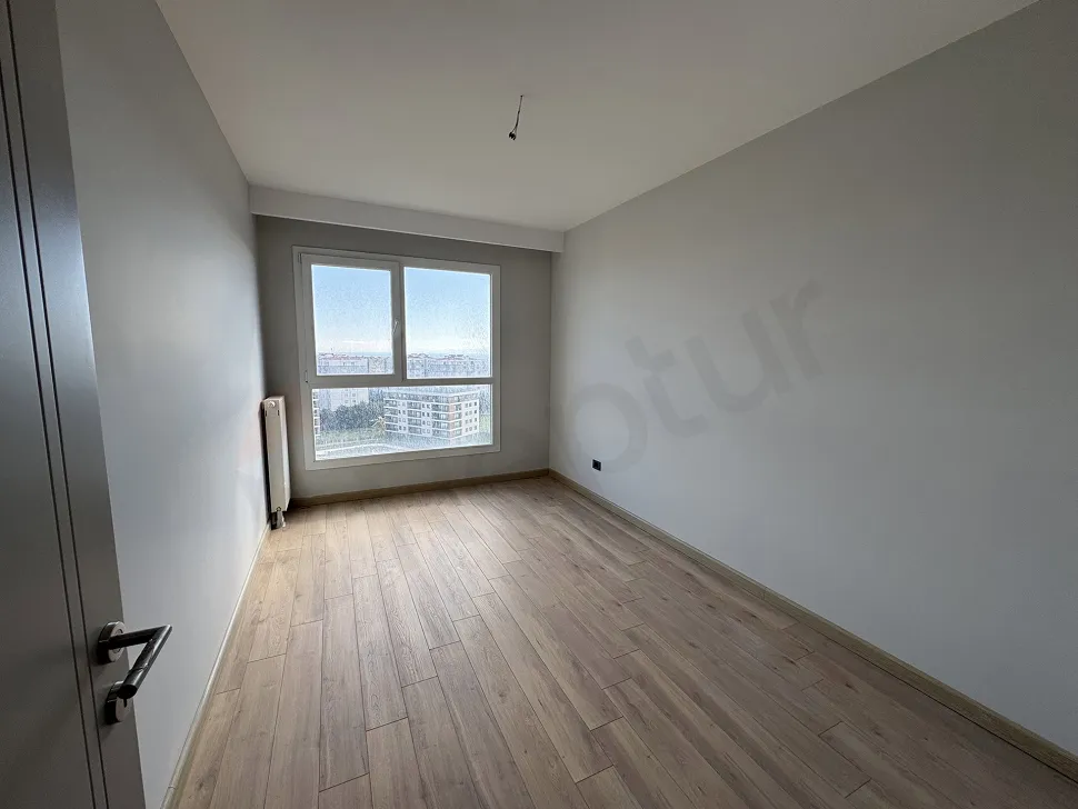 Modern ve geniş bir daireye ait aydınlık yatak odası görseli.