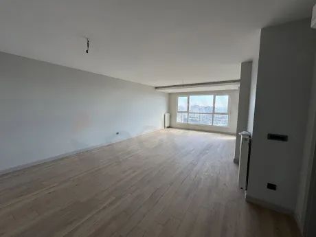 Beylikdüzü'nde modern ve ferah bir dairenin geniş oturma odası alanı.