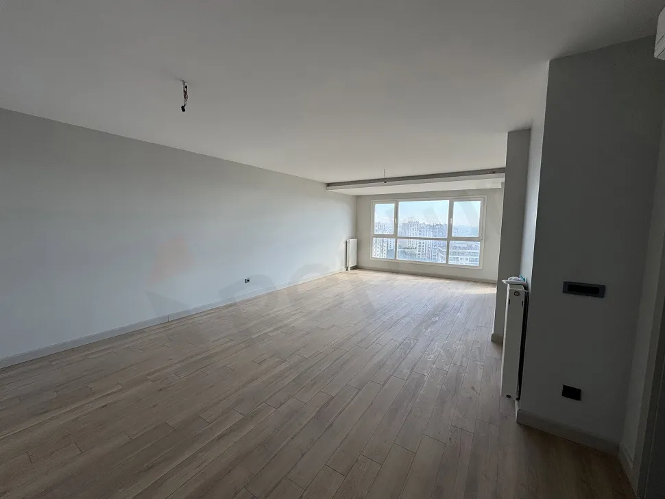 Beylikdüzü'nde modern ve ferah bir dairenin geniş oturma odası alanı.