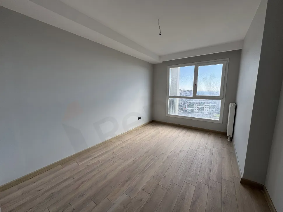 Modern tasarımlı, geniş ve aydınlık bir yatak odası görseli.