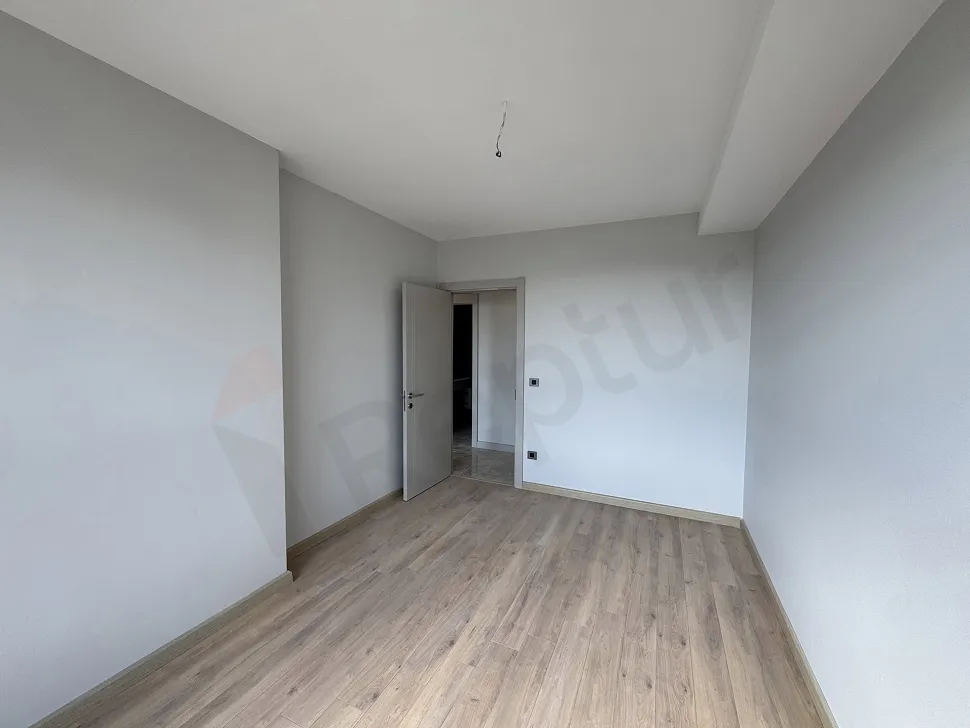 İstanbul Beylikdüzü'nde yeni bir projedeki modern ve geniş yatak odası görseli.