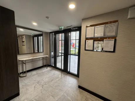 Modern ve geniş bir apartman dairesinin iç koridoru.