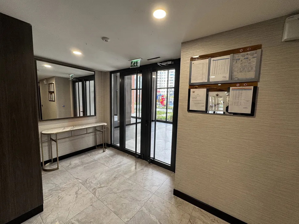 Modern ve geniş bir apartman dairesinin iç koridoru.
