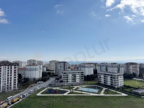 İstanbul Beylikdüzü'nde modern bir konut projesinden görünen geniş deniz ve şehir manzaralı panoramik görünüm.