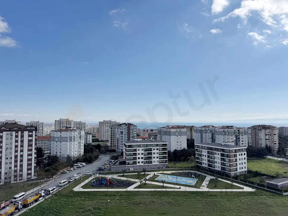 İstanbul Beylikdüzü'nde modern bir konut projesinden görünen geniş deniz ve şehir manzaralı panoramik görünüm.