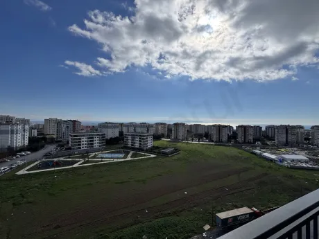 İstanbul Beylikdüzü'nde şehir ve denizi kapsayan geniş açılı panoramik manzara.