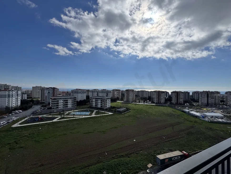 İstanbul Beylikdüzü'nde şehir ve denizi kapsayan geniş açılı panoramik manzara.