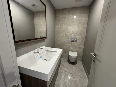 Modern tasarıma ve kaliteli seramik detaylara sahip ferah bir banyo görünümü.