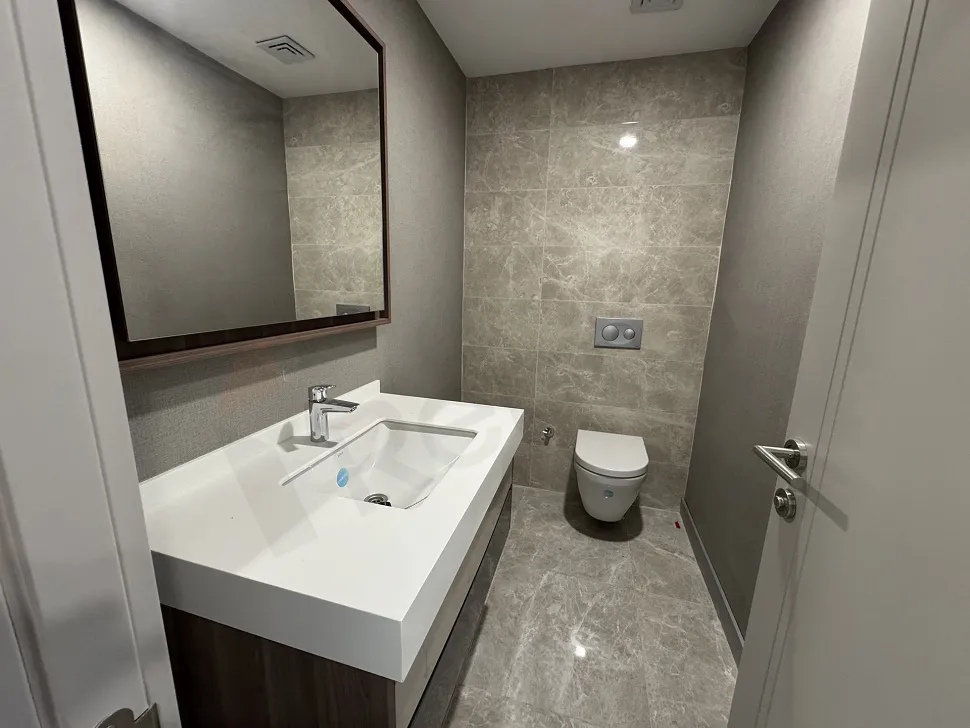 Modern tasarıma ve kaliteli seramik detaylara sahip ferah bir banyo görünümü.