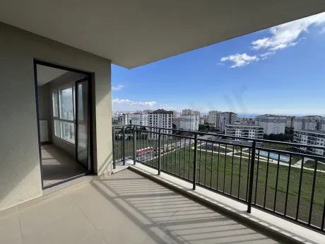 Beylikdüzü'nde lüks bir dairenin geniş ve modern tasarımlı balkon görünümü.