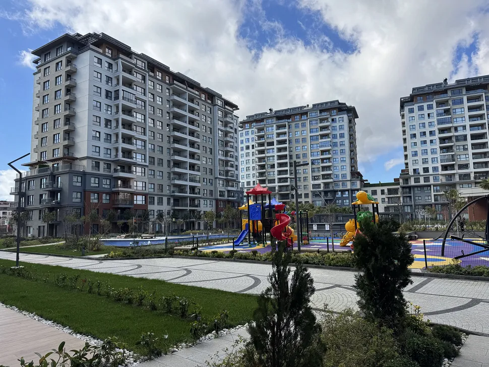 Beylikdüzü'nde yer alan modern ve lüks bir konut sitesinin geniş, yeşil peyzajlı bahçe alanı.