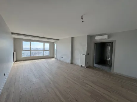 Beylikdüzü'nde geniş pencereli ve modern mimariye sahip ferah bir oturma odası görseli.
