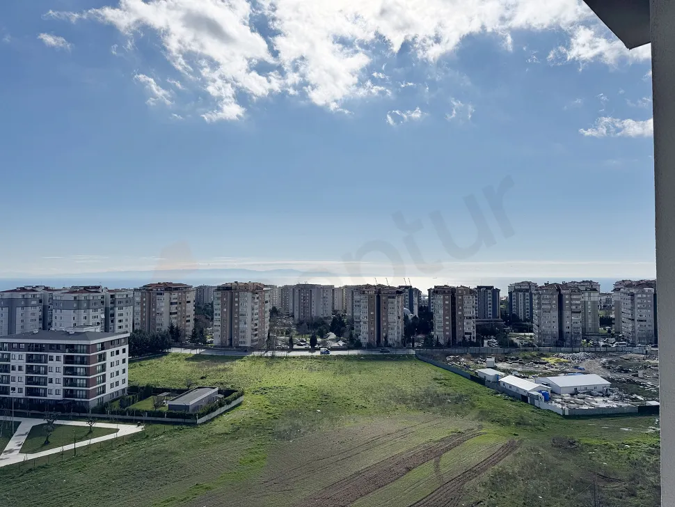 Beylikdüzü sahilinde geniş açılı panoramik deniz ve şehir manzarası.