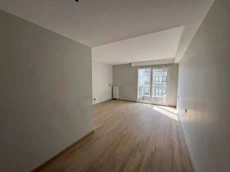 Beylikdüzü'nde modern bir dairenin geniş ve gün ışığı alan boş yatak odası alanı.