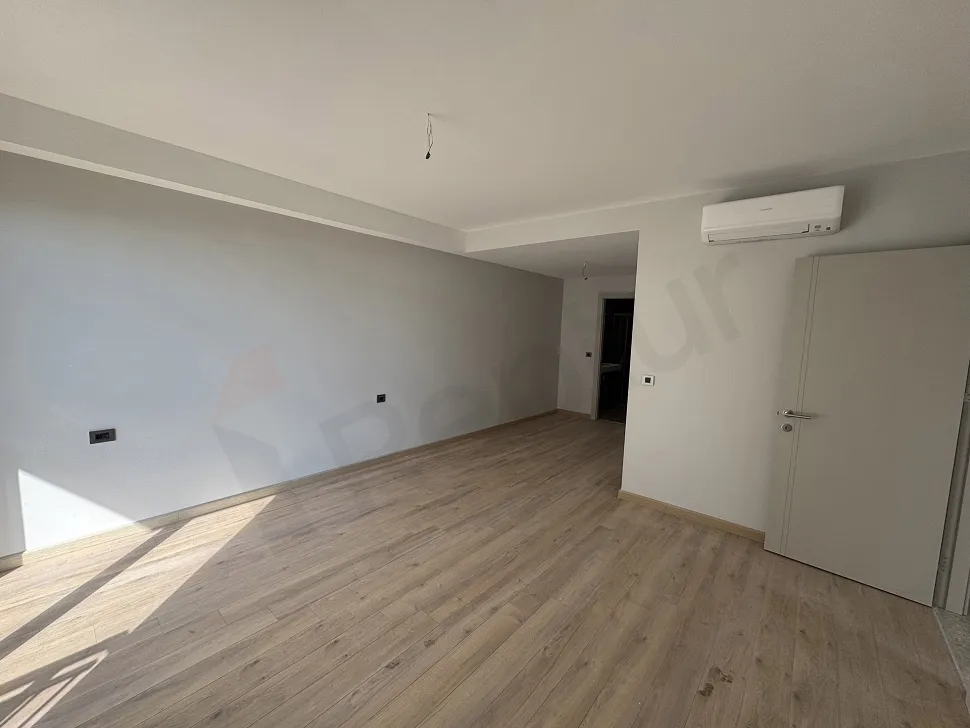 Modern ve ferah bir yatak odasının iç mekan görünümü
