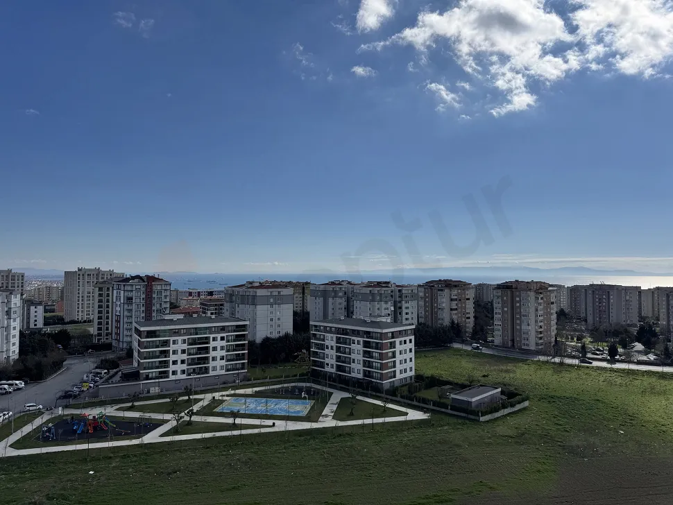 İstanbul Beylikdüzü'nde modern binaların ve denizin birleştiği panoramik şehir ve deniz manzarası.