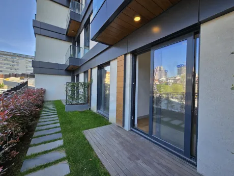 Şehir manzarasına sahip modern ve geniş bir daire terası.