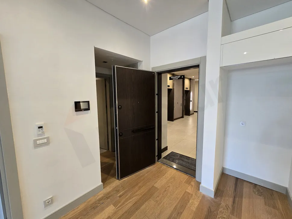 Modern bir dairenin giriş kapısı ve antre alanı görseli.