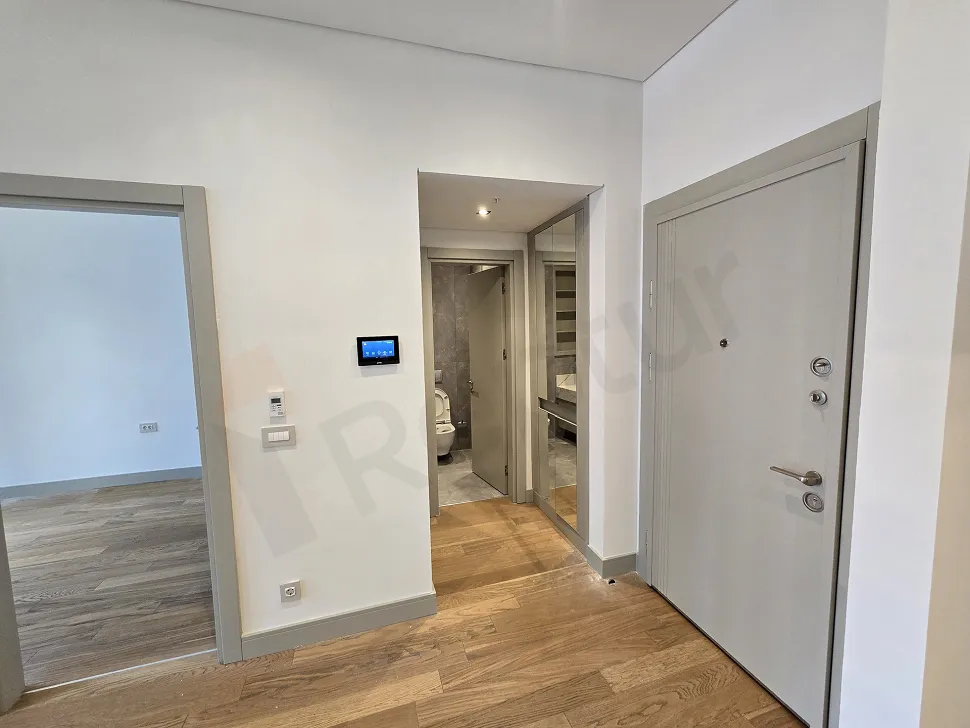 Şişli'deki 1+1 dairenin iç mekanında yer alan modern tasarımlı daire içi merdiven.