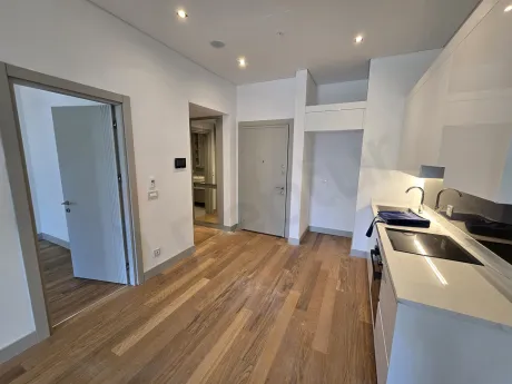 Geniş pencereli, modern ve aydınlık bir yemek odası alanı.