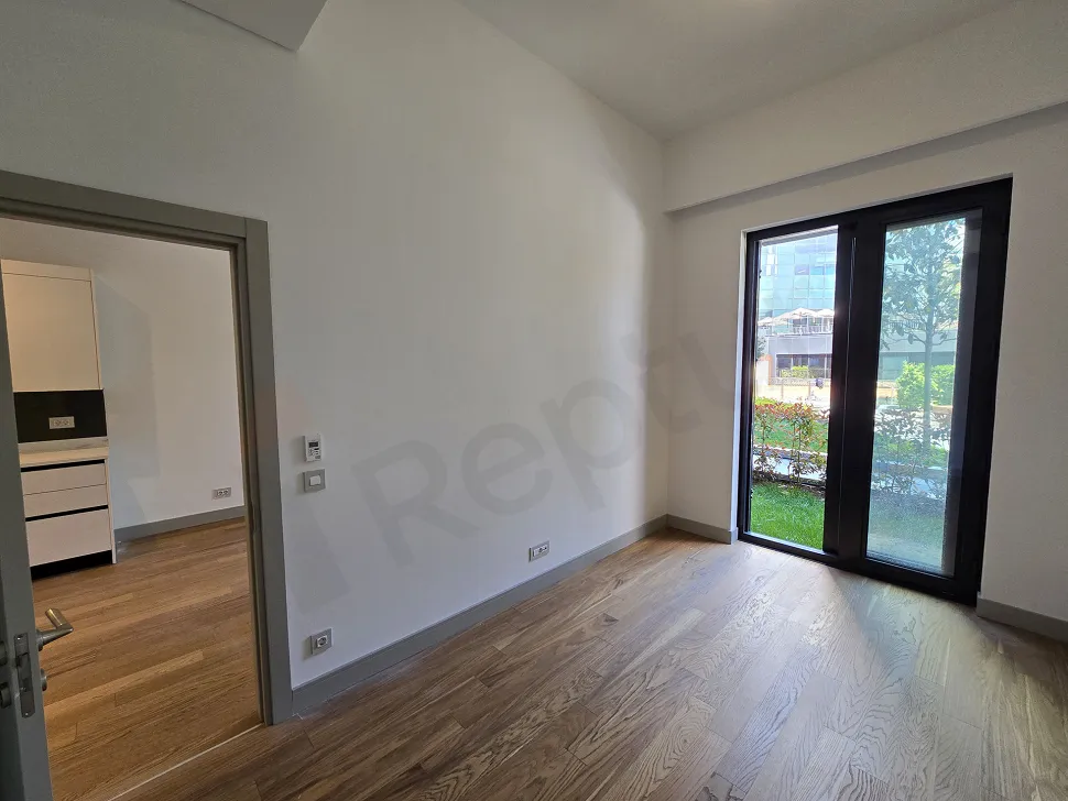 Şişli'de modern bir binanın şehir manzarasına açılan geniş ve ferah balkon alanı.