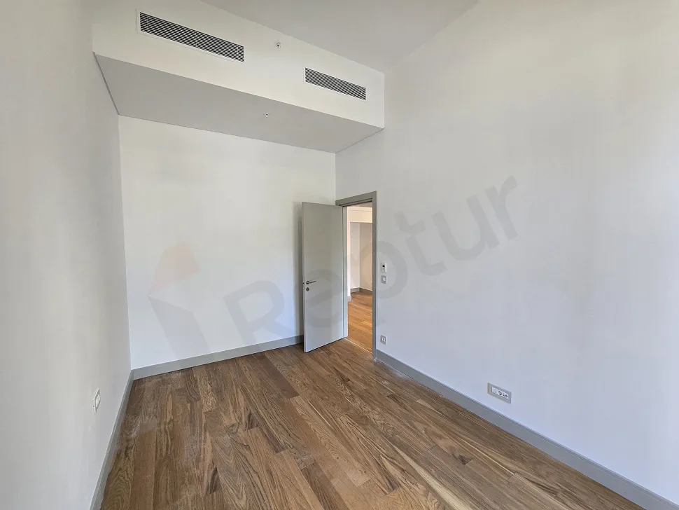 İstanbul Şişli'de yer alan modern ve geniş pencereli, şehir manzaralı bir yatak odası görseli.