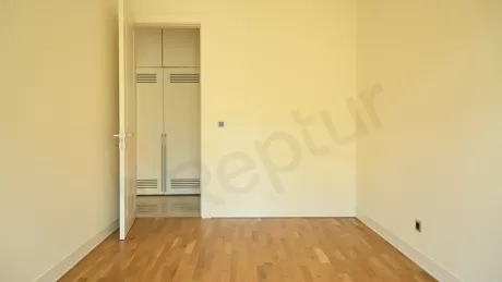 Beyoğlu'nda Satılık Lüks Daire: Kapalı Havuz ve Sosyal Tesis
