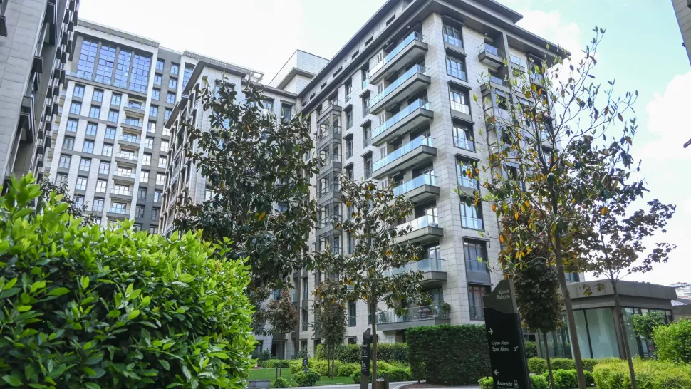 Beyoğlu'nda Satılık Lüks Daire: Kapalı Havuz ve Sosyal Tesis