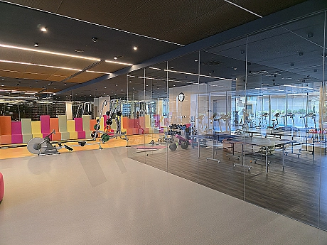 Modern spor salonu iç mekanı, fitness aletleri ve ekipmanları ile dolu.