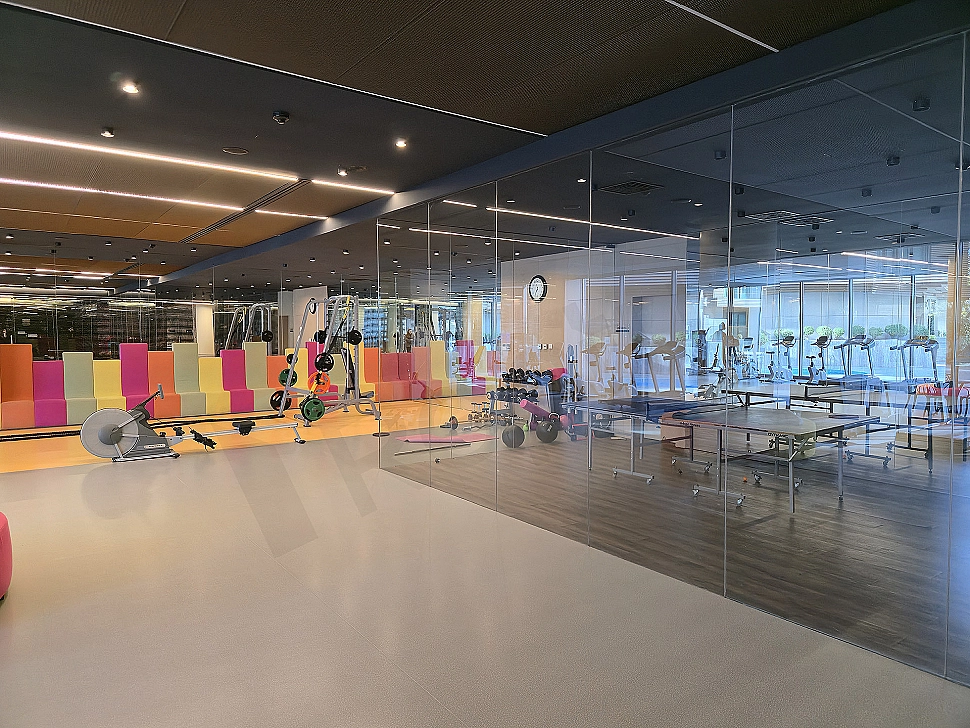 Modern spor salonu iç mekanı, fitness aletleri ve ekipmanları ile dolu.