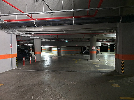 Üsküdar'da modern kapalı otopark girişi.