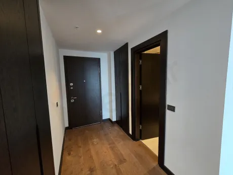 Modern bir rezidans dairesinin giriş kapısı ve antre alanı.