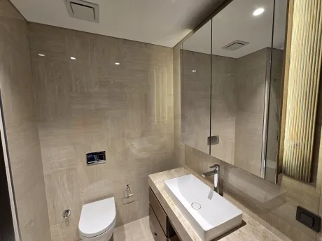 Modern tasarımlı banyo, lavabo ünitesi ve şık banyo dekorasyonu.