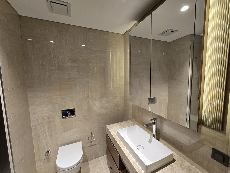 Modern tasarımlı banyo, lavabo ünitesi ve şık banyo dekorasyonu.